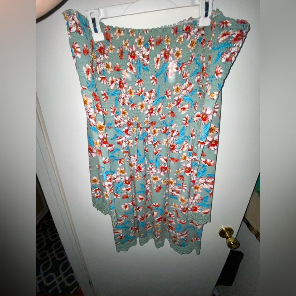 Excellent used condition, long sleeve green floral dress.